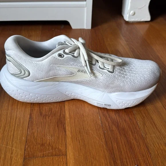 Women’s brooks glycerin 21 white and tan - Picture 3 of 4